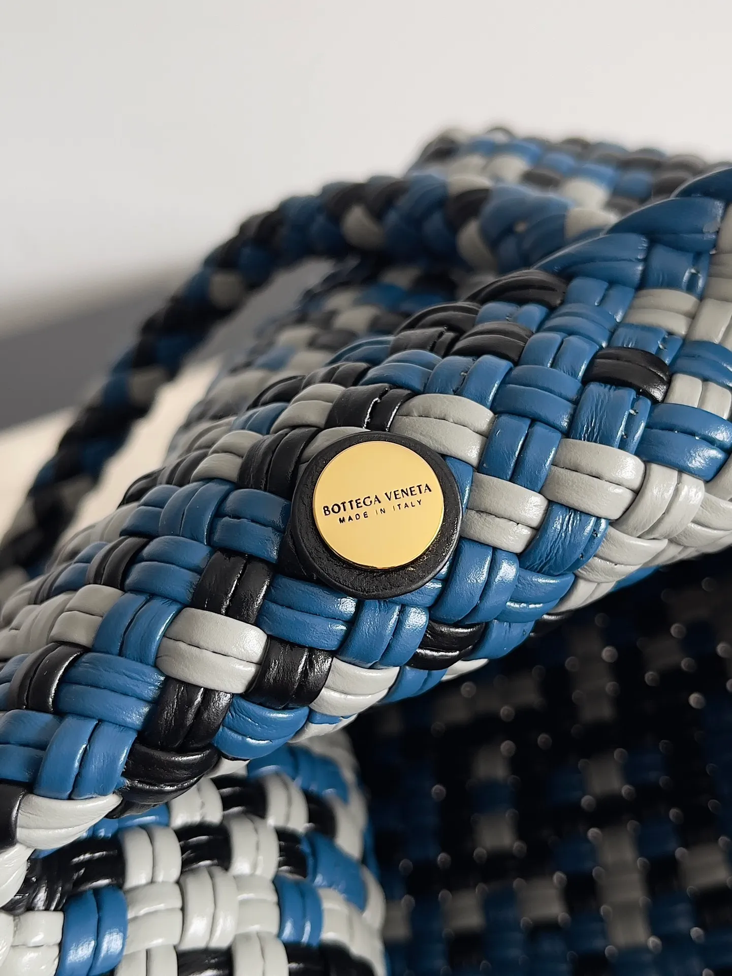 Batch 5960 BV collectible small woven handbags are really YYDS!! Bottega Veneta’s most classic small woven handbags are back! ! Colorful macaron color combination, super heavy craftsmanship. We use the highest quality leather with the highest craftsmanship❤️ to create the most precious works. We created the original Intrecciato leather weaving process❤️ This unique traditional exclusive leather weaving method has not only become our logo, but also reflects the time-consuming and labor-intensive craftsmanship of our products❤️ The new TOSCA handbag It must be a selection worth collecting🆕⚠️⚠️Baby, malachite, pearl, spotted stone can be sold individually and can be assembled by yourself. Style number: 716974 Size: 27*9*18cm